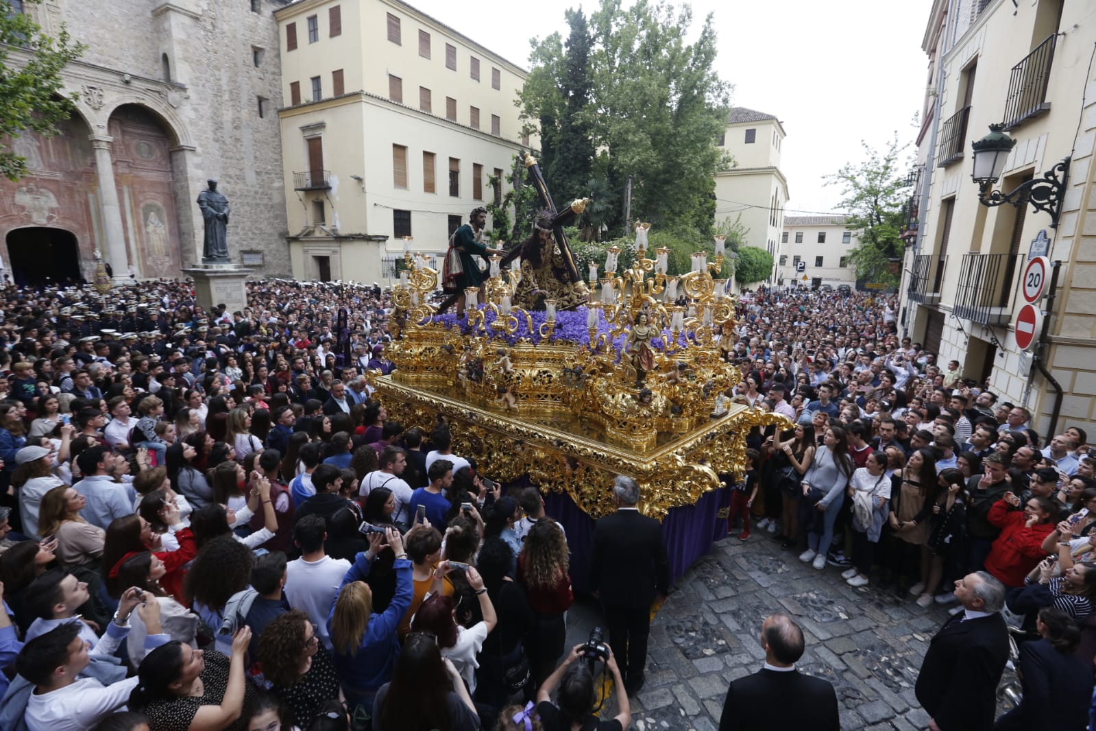 Los pasos de Jesús de las Tres Caídas y Nuestra Señora del Rosario han sido recibidos por una multitud en las puertas de Santo Domingo