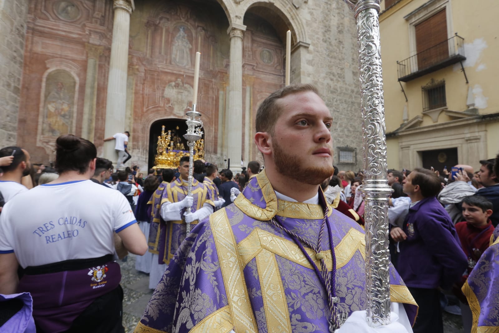 Los pasos de Jesús de las Tres Caídas y Nuestra Señora del Rosario han sido recibidos por una multitud en las puertas de Santo Domingo