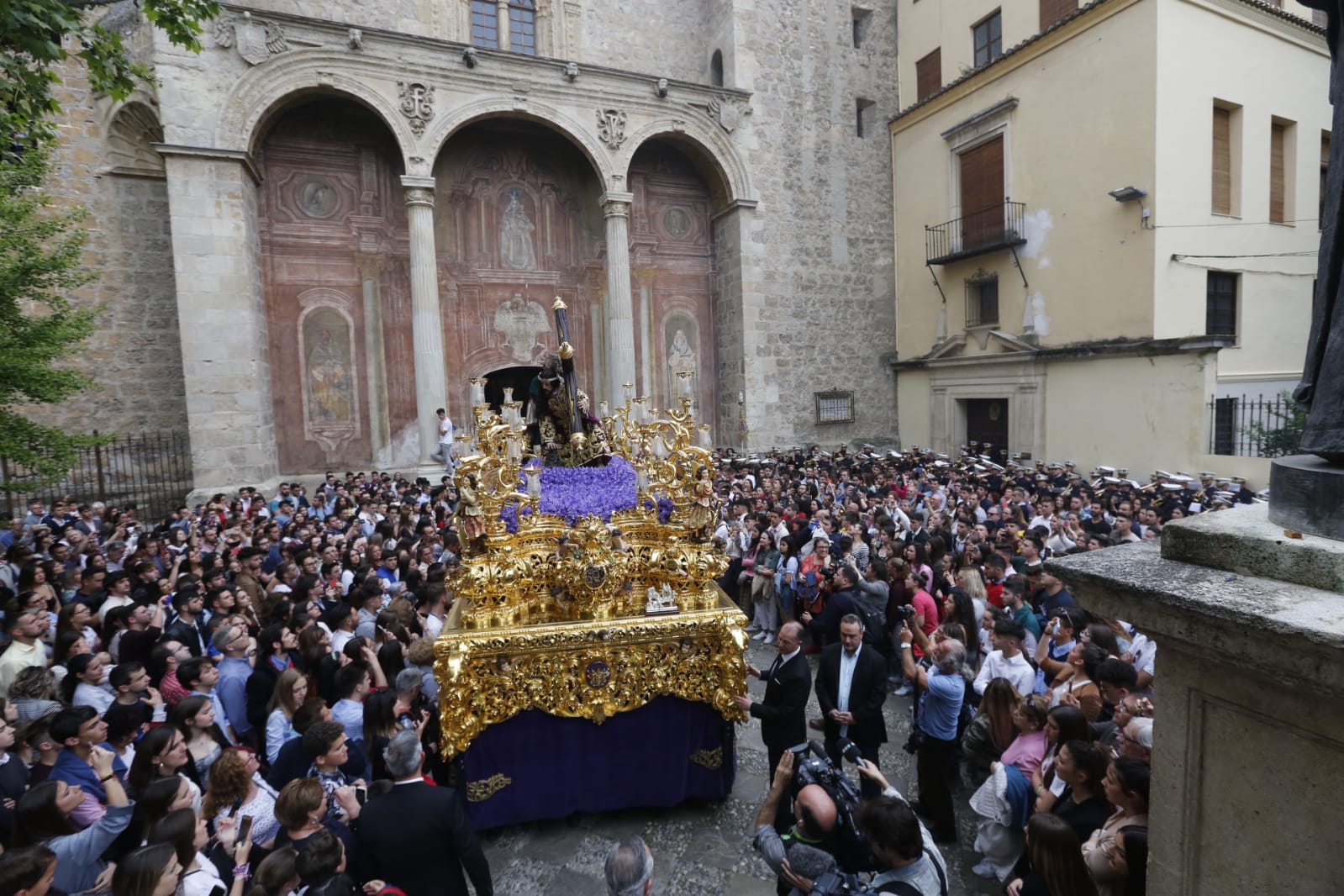 Los pasos de Jesús de las Tres Caídas y Nuestra Señora del Rosario han sido recibidos por una multitud en las puertas de Santo Domingo