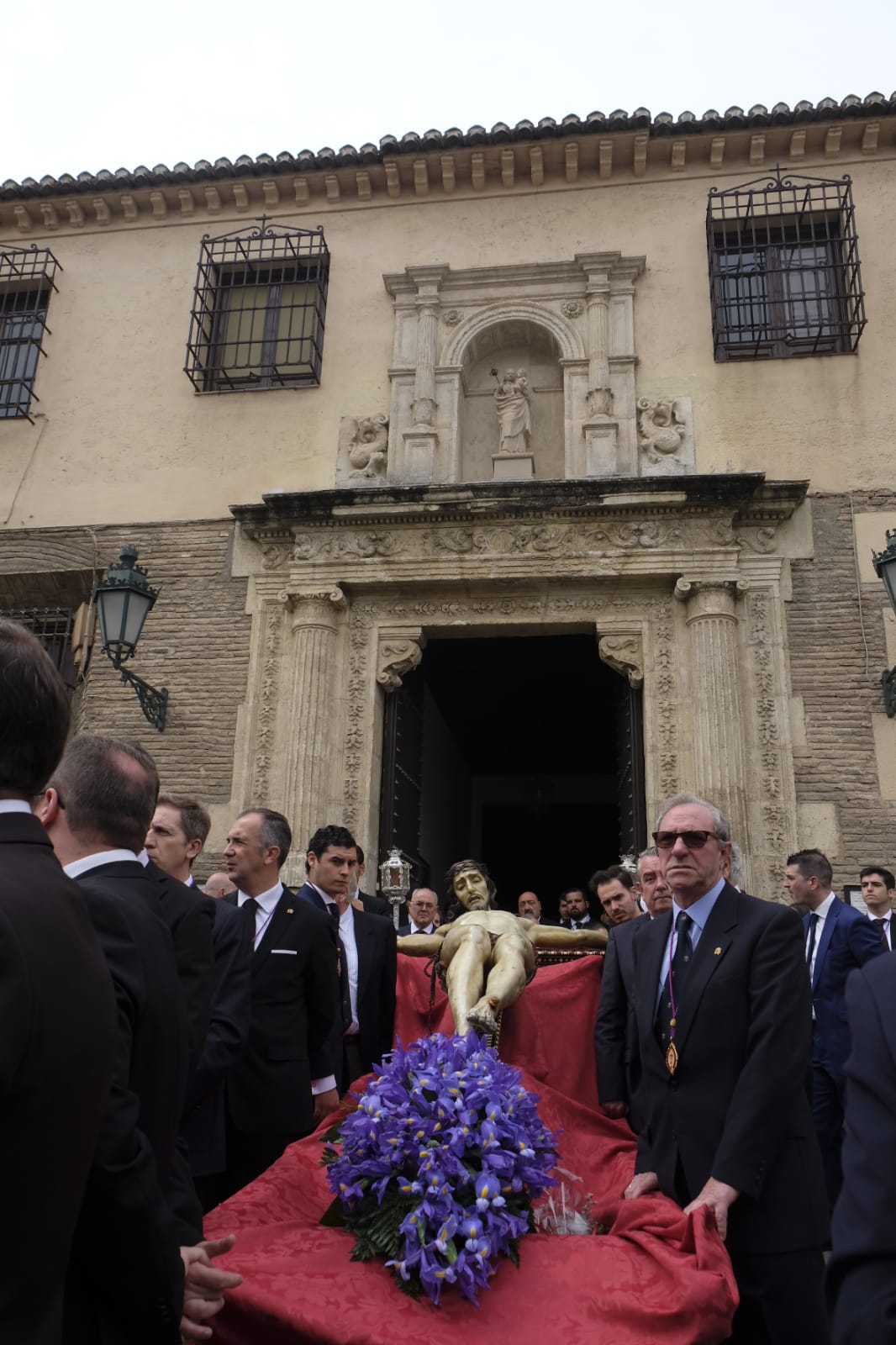 Muchos fieles han seguido el cortejo desde la iglesia de El Salvador en lo supone una tradición más