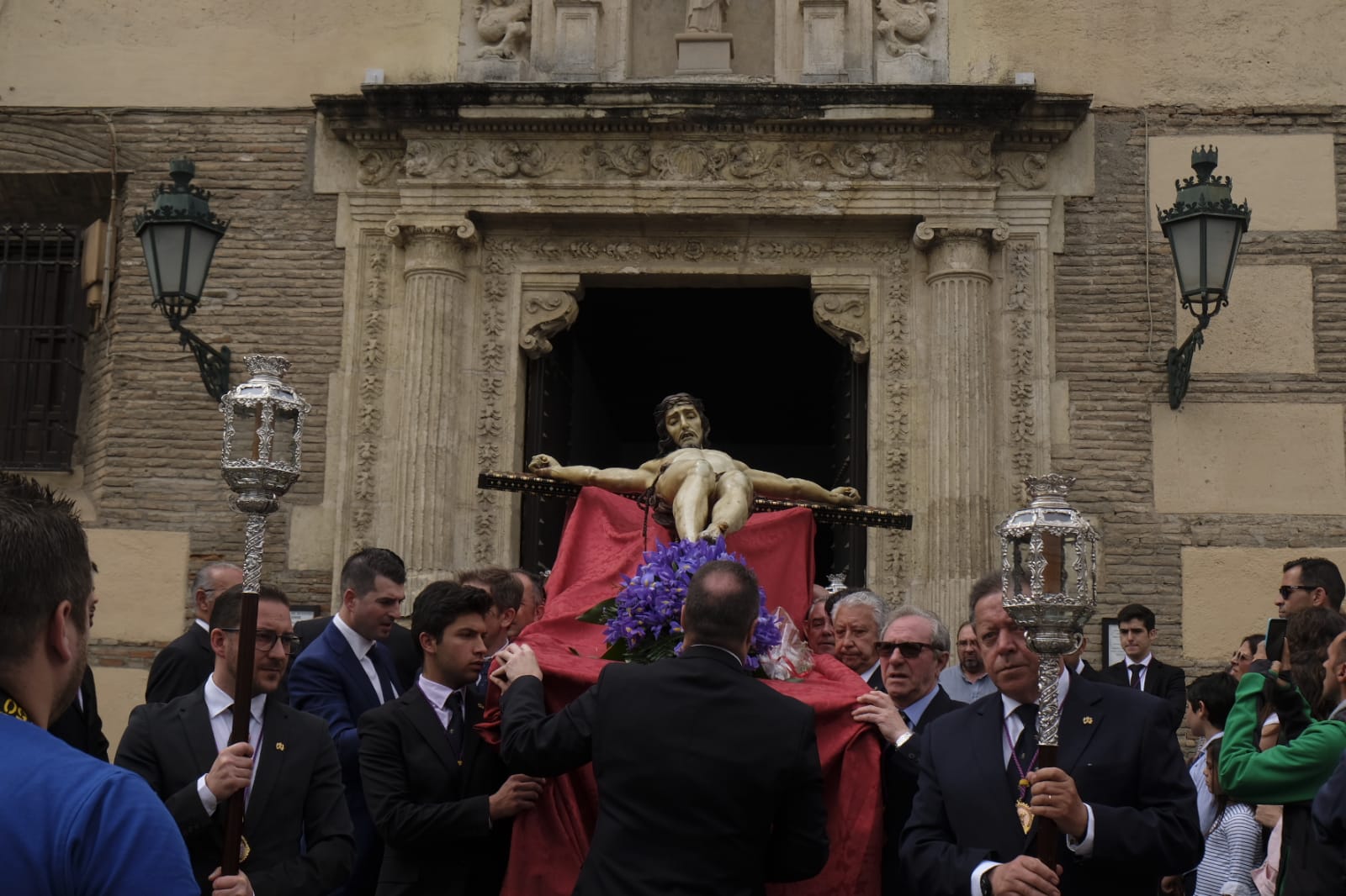 Muchos fieles han seguido el cortejo desde la iglesia de El Salvador en lo supone una tradición más