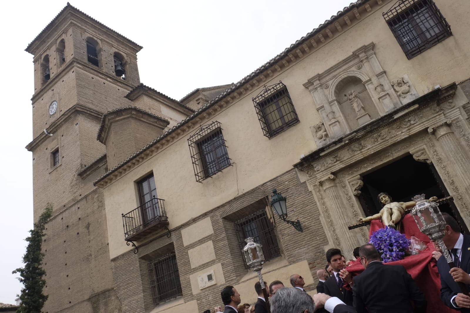 Muchos fieles han seguido el cortejo desde la iglesia de El Salvador en lo supone una tradición más