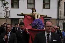 Muchos fieles han seguido el cortejo desde la iglesia de El Salvador en lo supone una tradición más