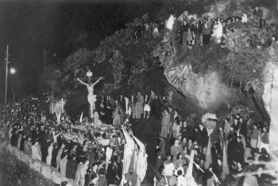 Fundada el 14 de abril de 1939, la Cofradía realizó su primera estación de penitencia la tarde del Miércoles Santo de 1940