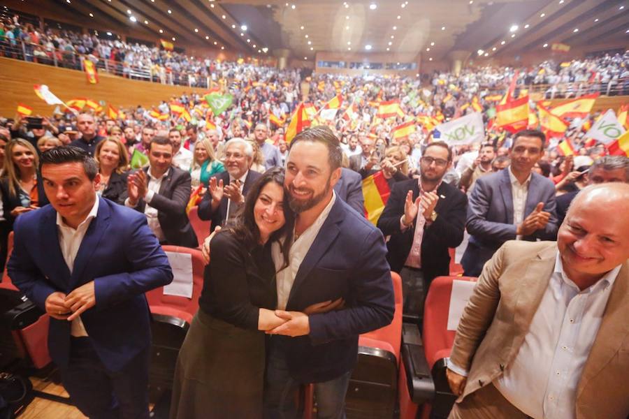 Decenas de personas se han congregado en el Palacio de Congresos para acudir a la cita con el presidente del partido