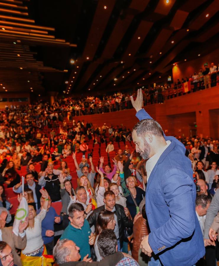 Decenas de personas se han congregado en el Palacio de Congresos para acudir a la cita con el presidente del partido