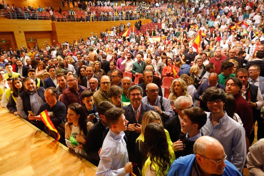 Decenas de personas se han congregado en el Palacio de Congresos para acudir a la cita con el presidente del partido