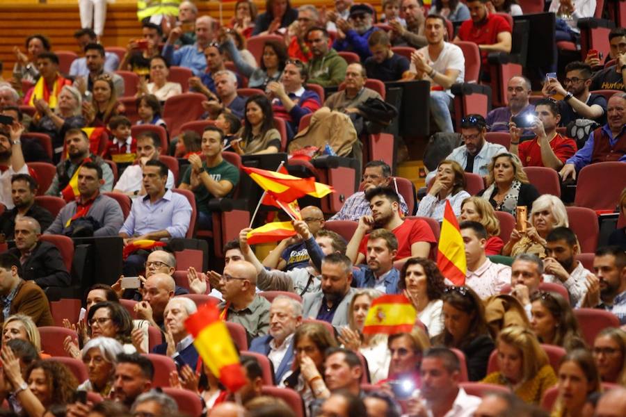 Decenas de personas se han congregado en el Palacio de Congresos para acudir a la cita con el presidente del partido