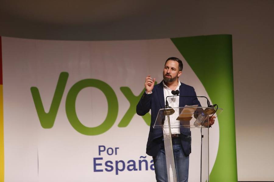 Decenas de personas se han congregado en el Palacio de Congresos para acudir a la cita con el presidente del partido