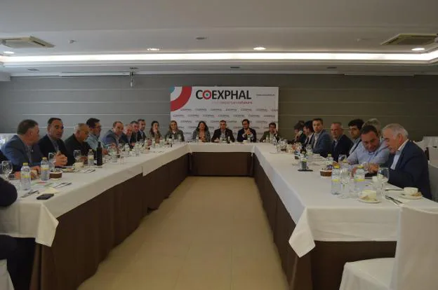 La consejera de Agricultura, el presidente de Coexphal y el alcalde de El Ejido, presiden la reunión con el resto de la directiva de Coexphal.