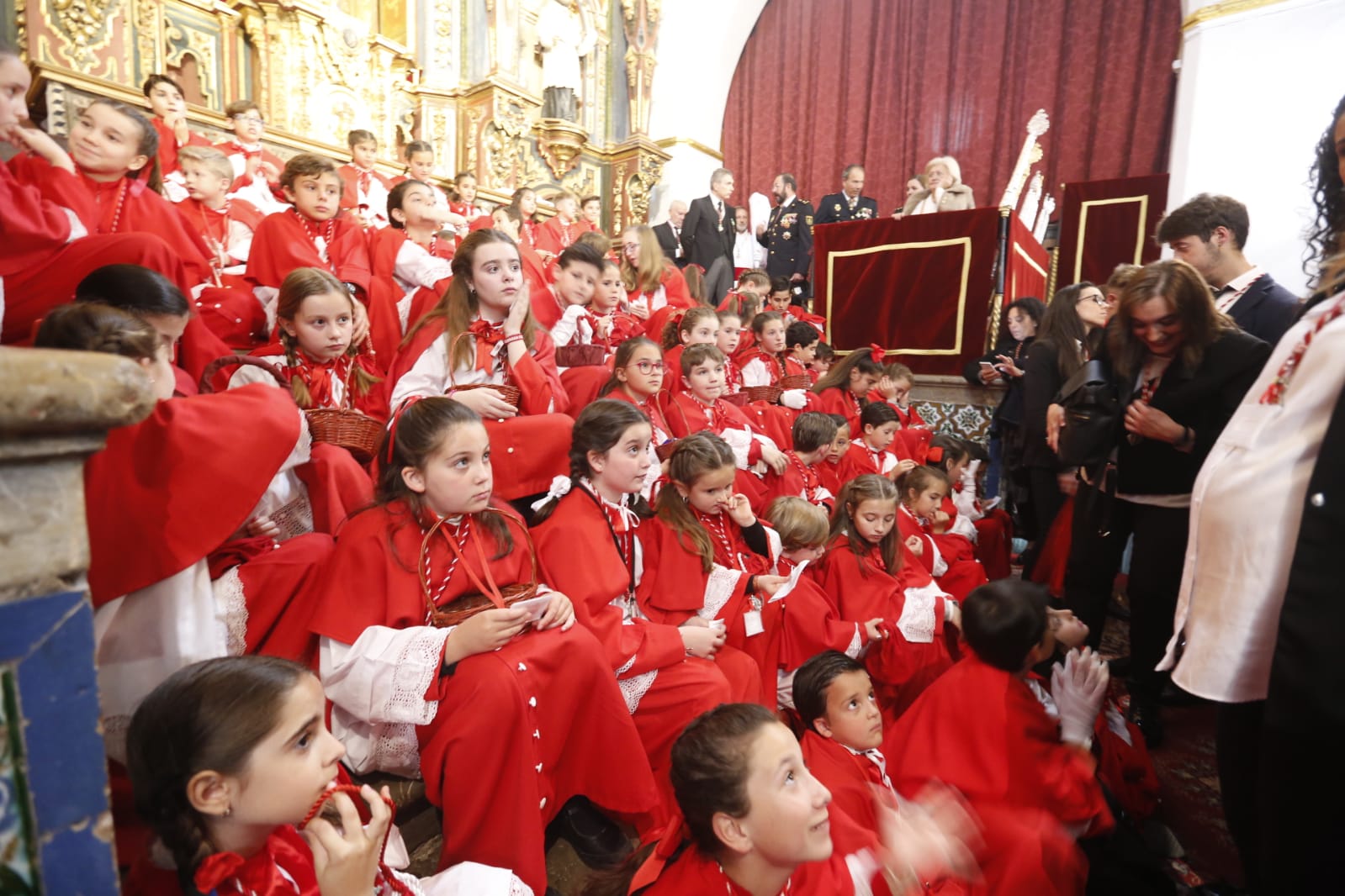 La placeta de San Miguel Bajo se llena de paraguas esperando a que salieran las imágenes de Nuestro Padre Jesús del Perdón y María Santísima de la Aurora Coronada, algo que no ha ocurrido