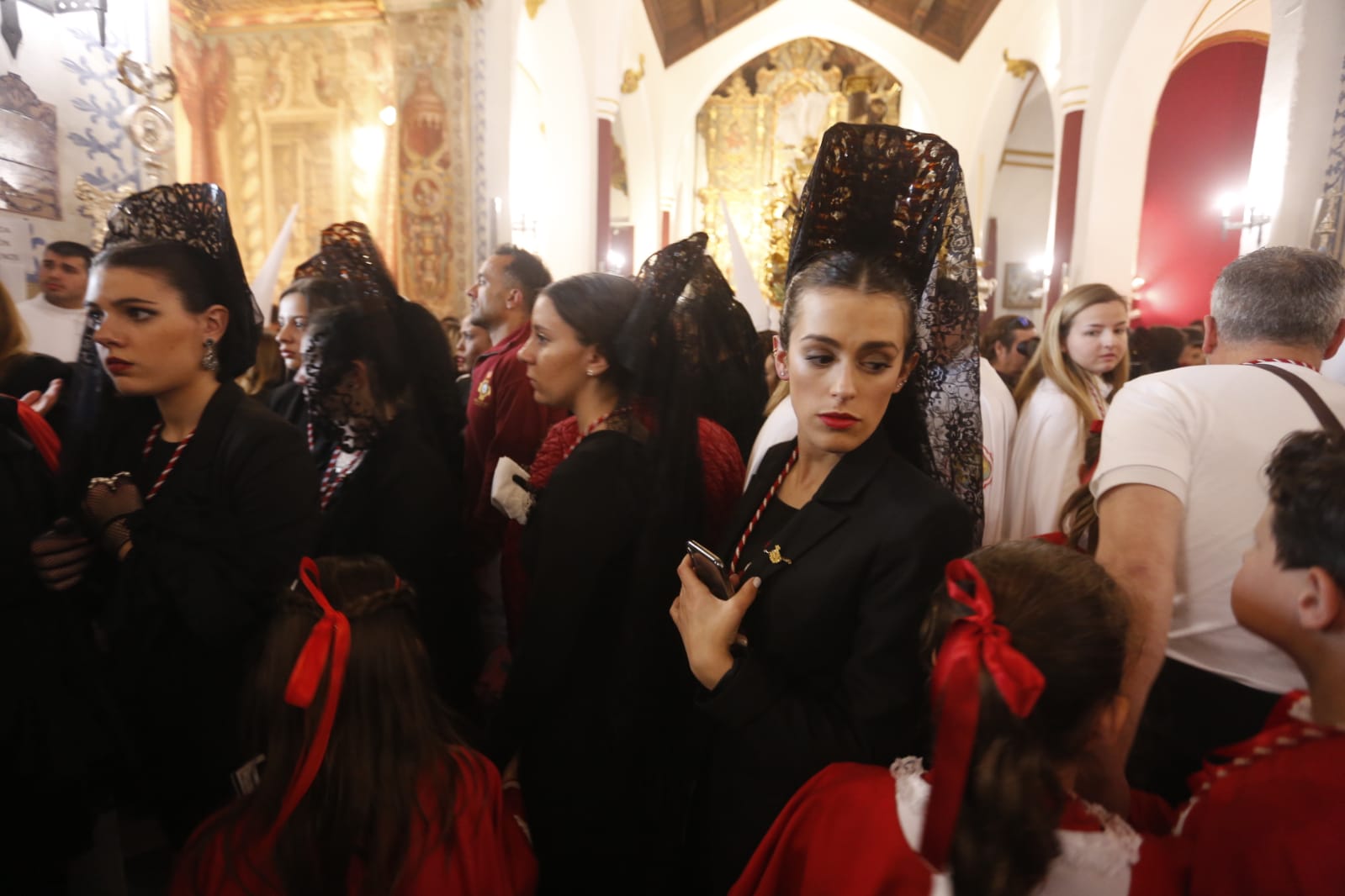 La placeta de San Miguel Bajo se llena de paraguas esperando a que salieran las imágenes de Nuestro Padre Jesús del Perdón y María Santísima de la Aurora Coronada, algo que no ha ocurrido