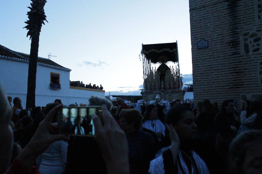 La imagen más antigua y venerada de la localidad costera ha salido a las nueve de la noche la parroquia de la Encarnación con un cortejo superior a 700 personas