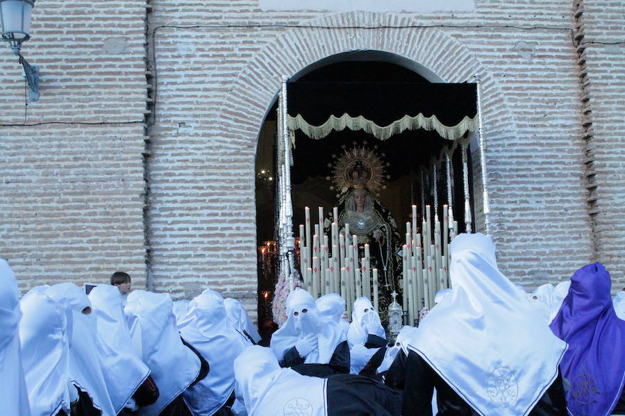 La imagen más antigua y venerada de la localidad costera ha salido a las nueve de la noche la parroquia de la Encarnación con un cortejo superior a 700 personas