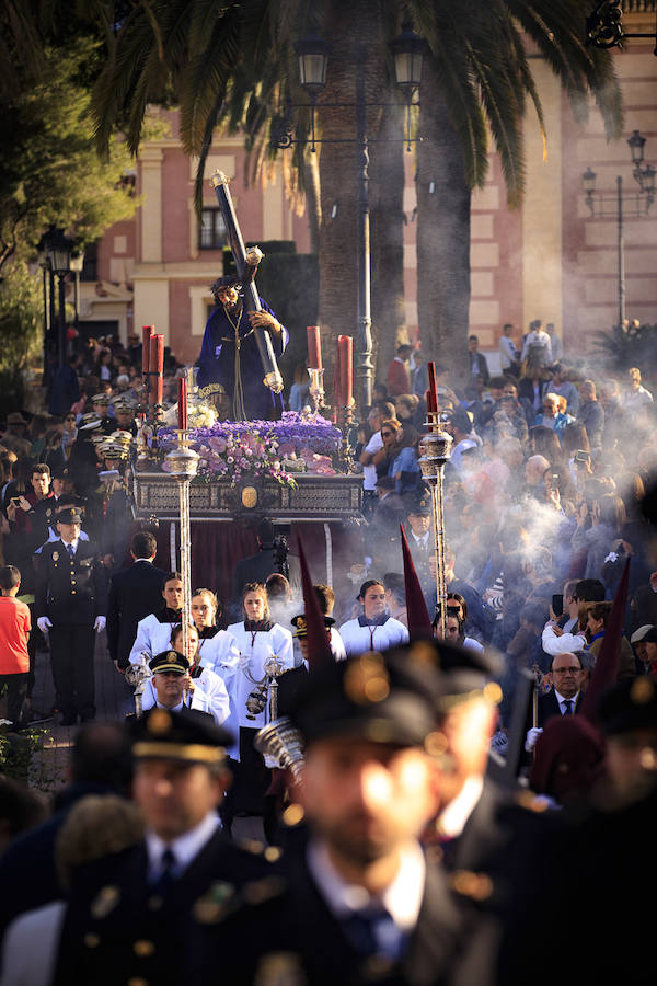 Jesús de la Pasión se ha puesto en la calle con novedades como los bordados de su túnica. La Policía Nacional no ha fallado a su cita con la Cofradía 