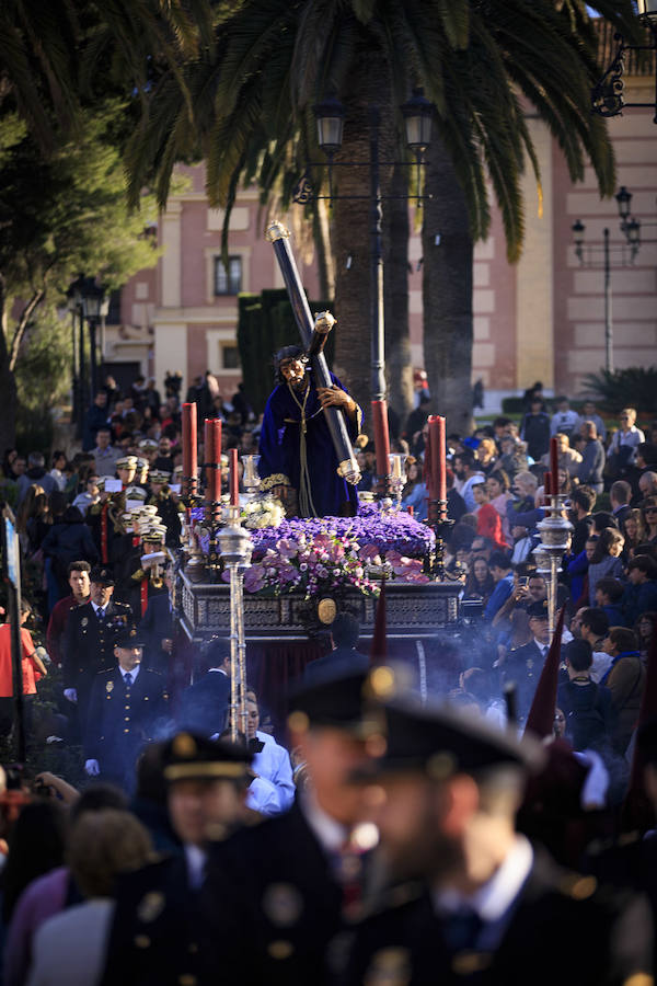 Jesús de la Pasión se ha puesto en la calle con novedades como los bordados de su túnica. La Policía Nacional no ha fallado a su cita con la Cofradía 