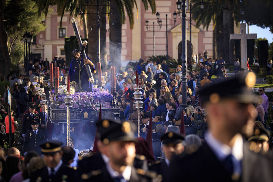 Jesús de la Pasión se ha puesto en la calle con novedades como los bordados de su túnica. La Policía Nacional no ha fallado a su cita con la Cofradía 