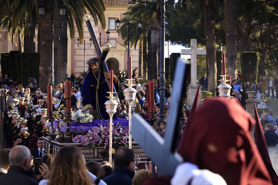 Jesús de la Pasión se ha puesto en la calle con novedades como los bordados de su túnica. La Policía Nacional no ha fallado a su cita con la Cofradía 