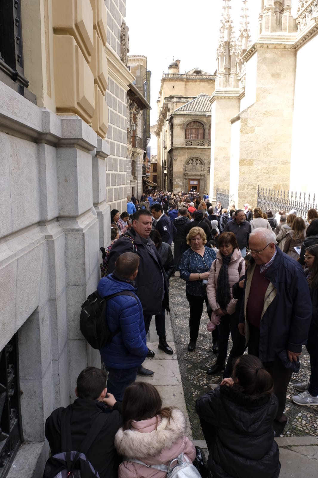 Las calles, monumentos e iglesias de Granada se llenan de visitantes pese al mal tiempo de este jueves