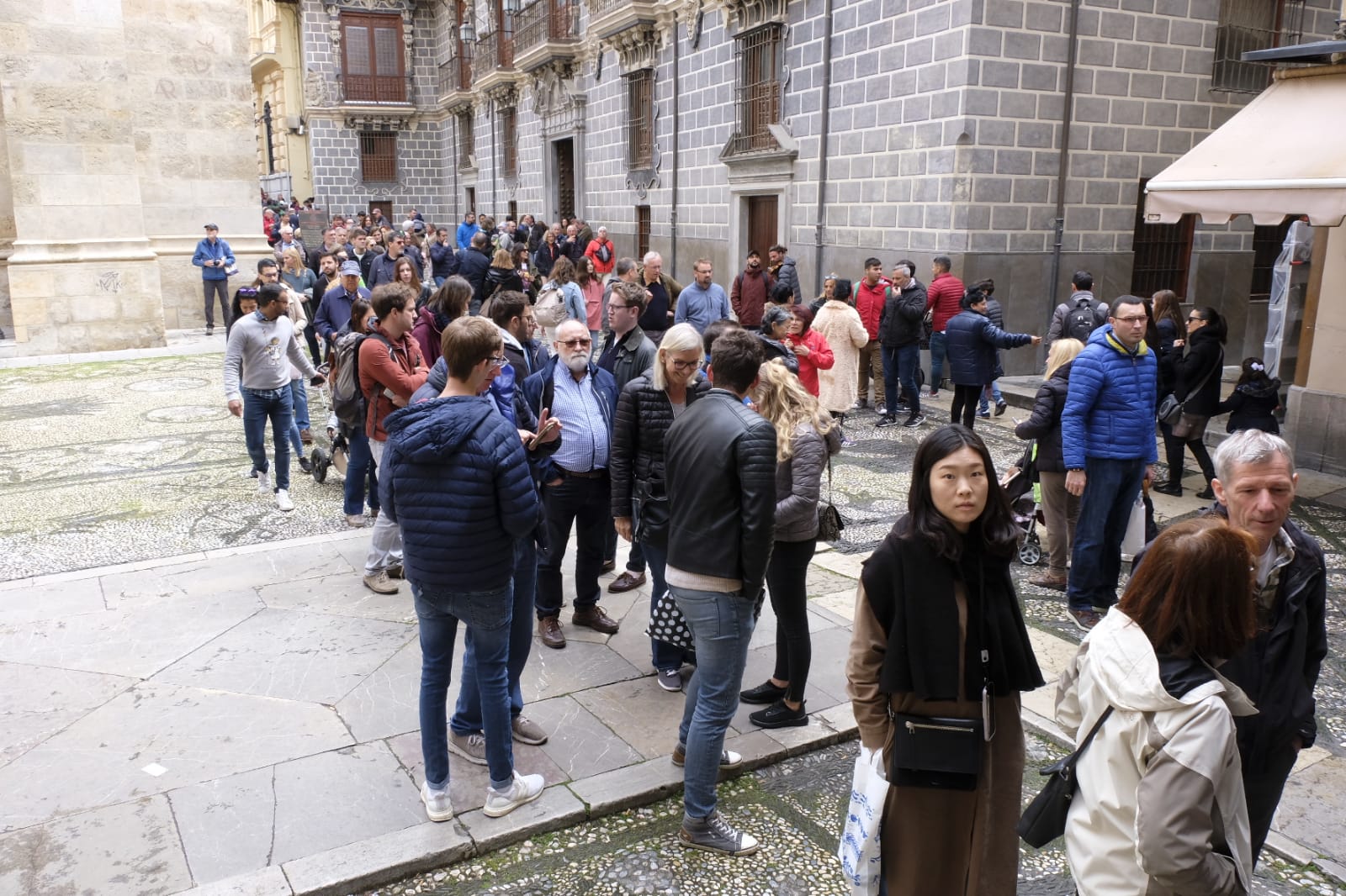 Las calles, monumentos e iglesias de Granada se llenan de visitantes pese al mal tiempo de este jueves