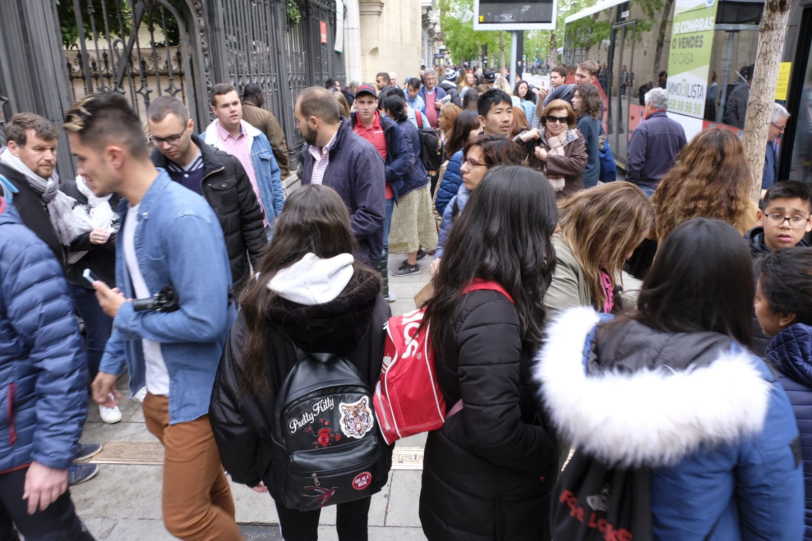 Las calles, monumentos e iglesias de Granada se llenan de visitantes pese al mal tiempo de este jueves