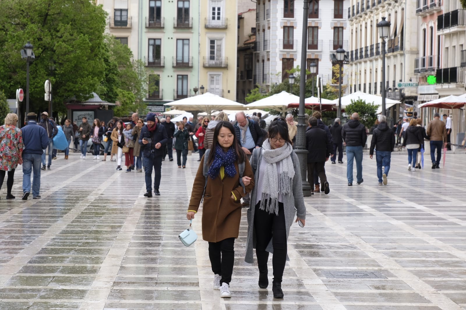 Las calles, monumentos e iglesias de Granada se llenan de visitantes pese al mal tiempo de este jueves