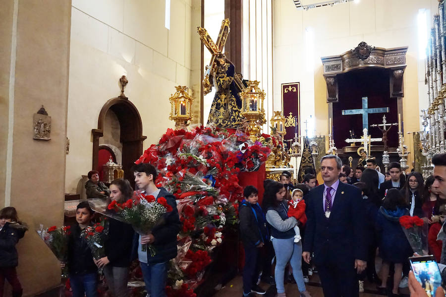 Largas colas pese al mal tiempo y lluvia de claveles para El Abuelo, con un ojo en el cielo a horas de su salida en procesión