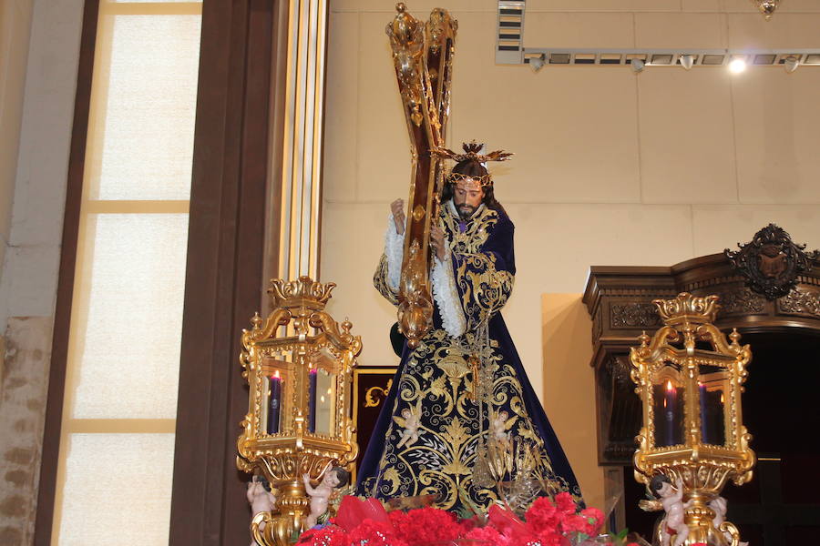 Largas colas pese al mal tiempo y lluvia de claveles para El Abuelo, con un ojo en el cielo a horas de su salida en procesión