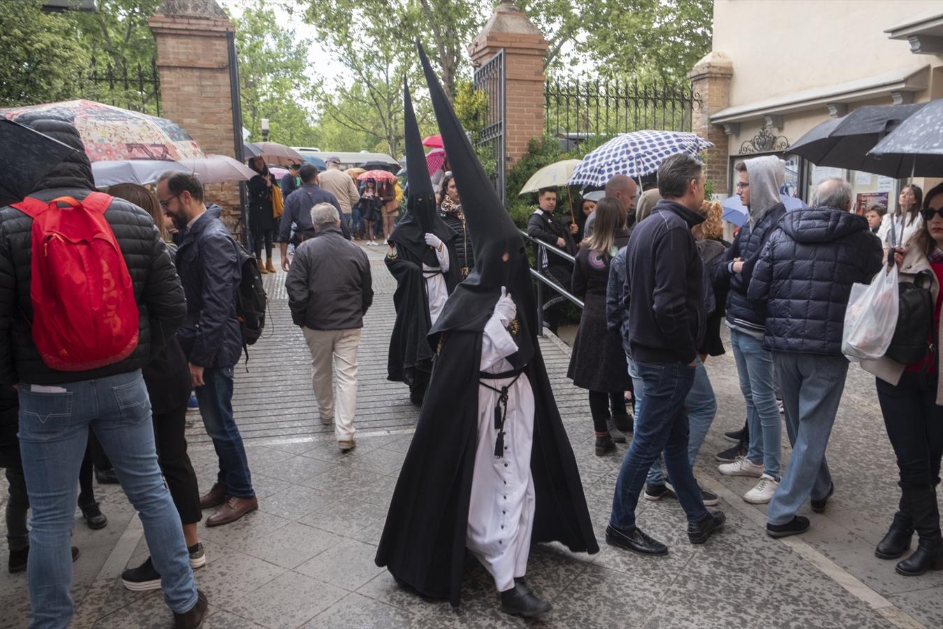 A pesar de que la hermandad ha retrasado su salida por la lluvia, finalmente ha salido a la calle