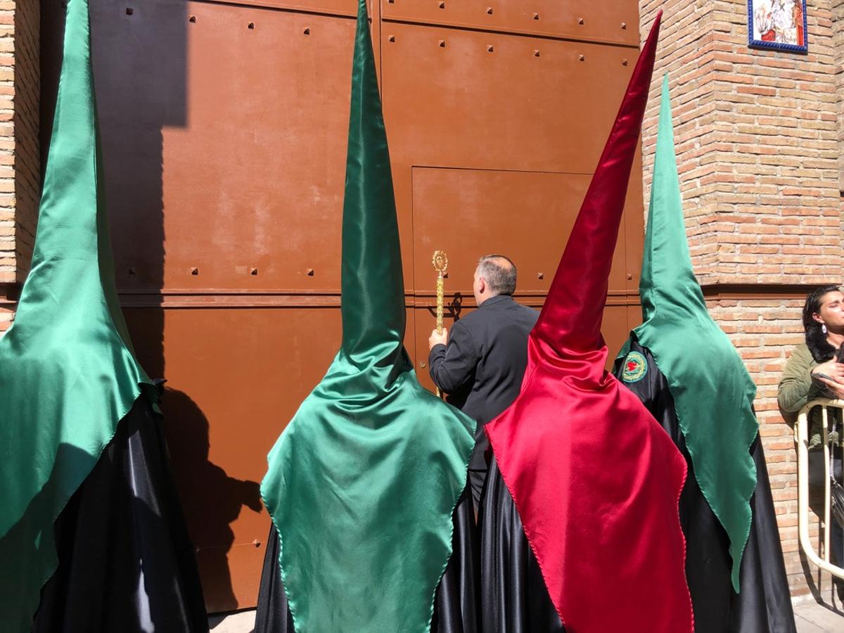 Desde la salida en San Juan de Letrán, la primera cofradía de la tarde del Viernes Santo ha hecho su desfile acompañada por los militares