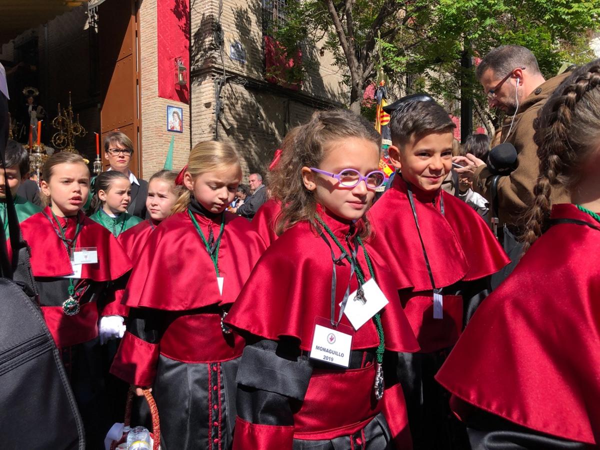 Desde la salida en San Juan de Letrán, la primera cofradía de la tarde del Viernes Santo ha hecho su desfile acompañada por los militares