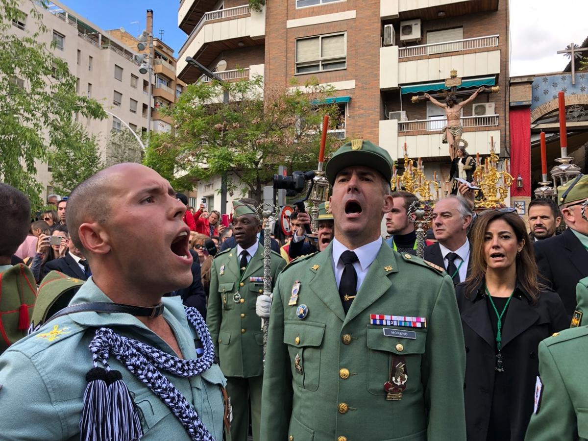 Desde la salida en San Juan de Letrán, la primera cofradía de la tarde del Viernes Santo ha hecho su desfile acompañada por los militares