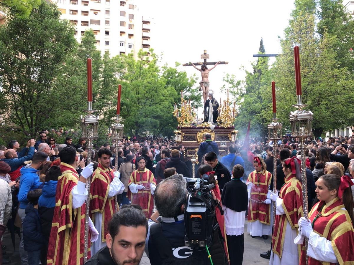 Desde la salida en San Juan de Letrán, la primera cofradía de la tarde del Viernes Santo ha hecho su desfile acompañada por los militares