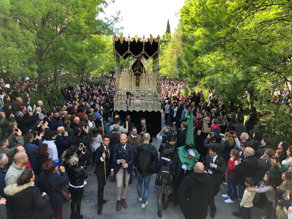 Desde la salida en San Juan de Letrán, la primera cofradía de la tarde del Viernes Santo ha hecho su desfile acompañada por los militares