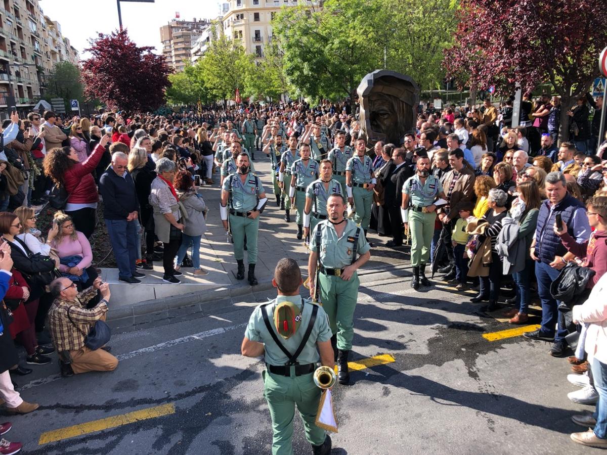 Desde la salida en San Juan de Letrán, la primera cofradía de la tarde del Viernes Santo ha hecho su desfile acompañada por los militares