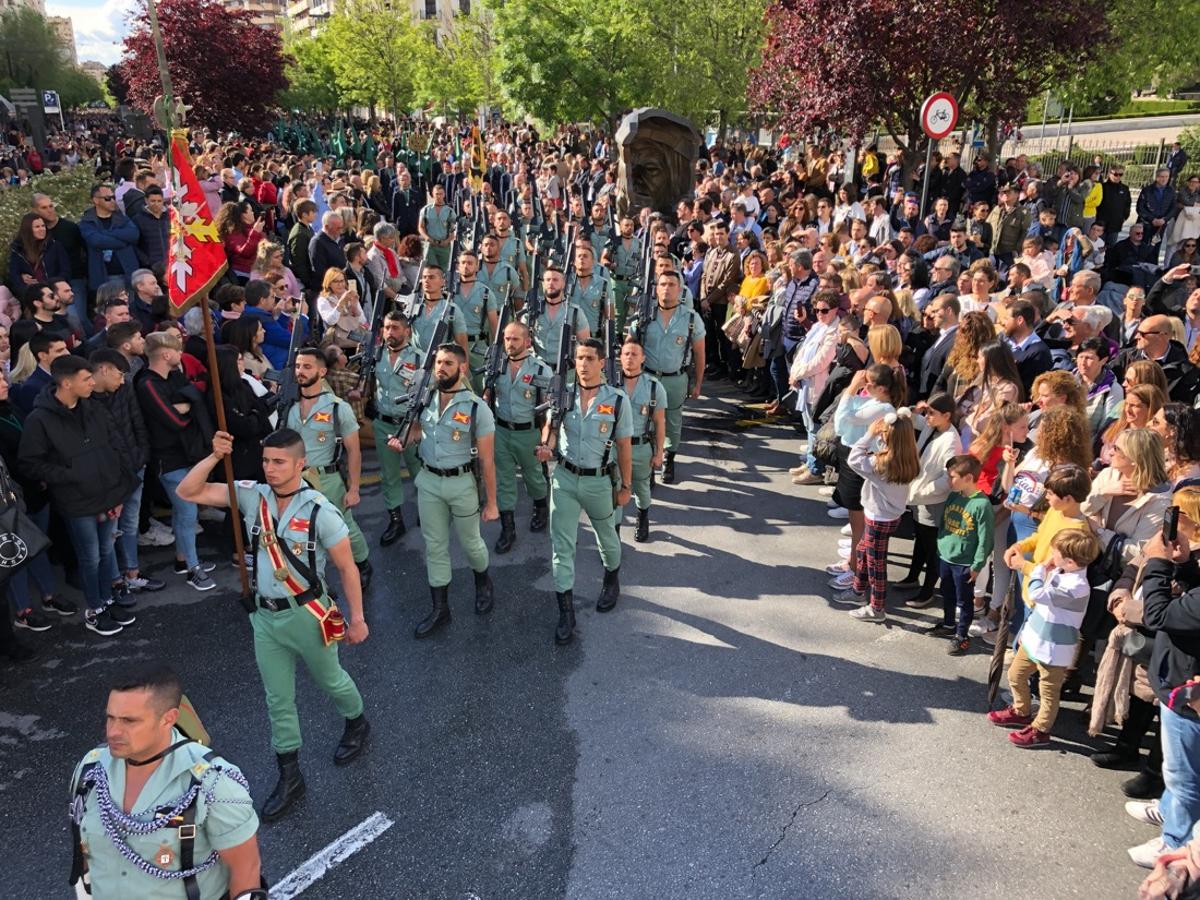 Desde la salida en San Juan de Letrán, la primera cofradía de la tarde del Viernes Santo ha hecho su desfile acompañada por los militares