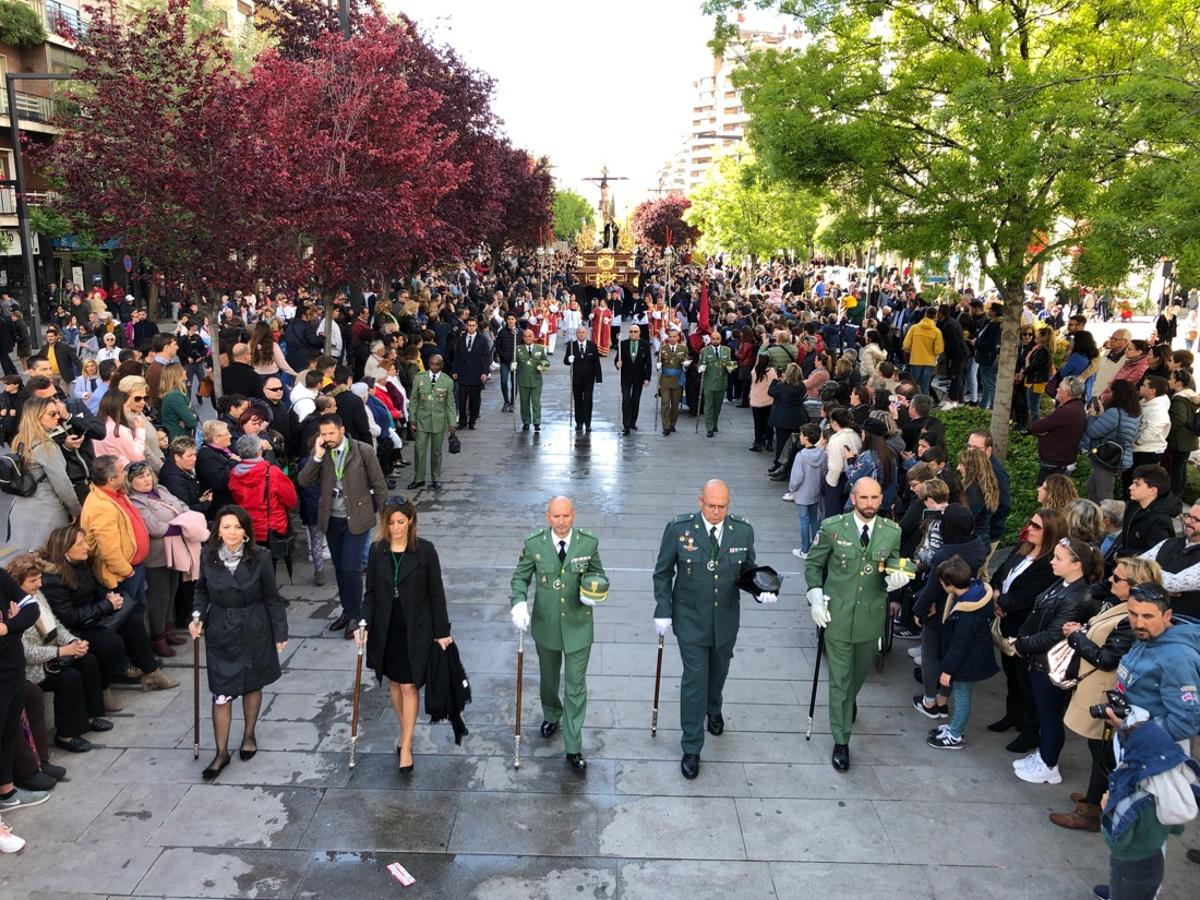 Desde la salida en San Juan de Letrán, la primera cofradía de la tarde del Viernes Santo ha hecho su desfile acompañada por los militares