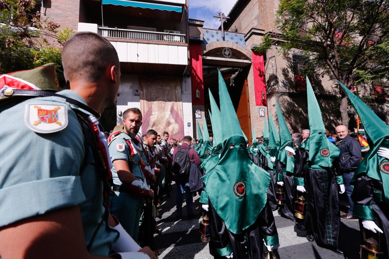 Desde la salida en San Juan de Letrán, la primera cofradía de la tarde del Viernes Santo ha hecho su desfile acompañada por los militares