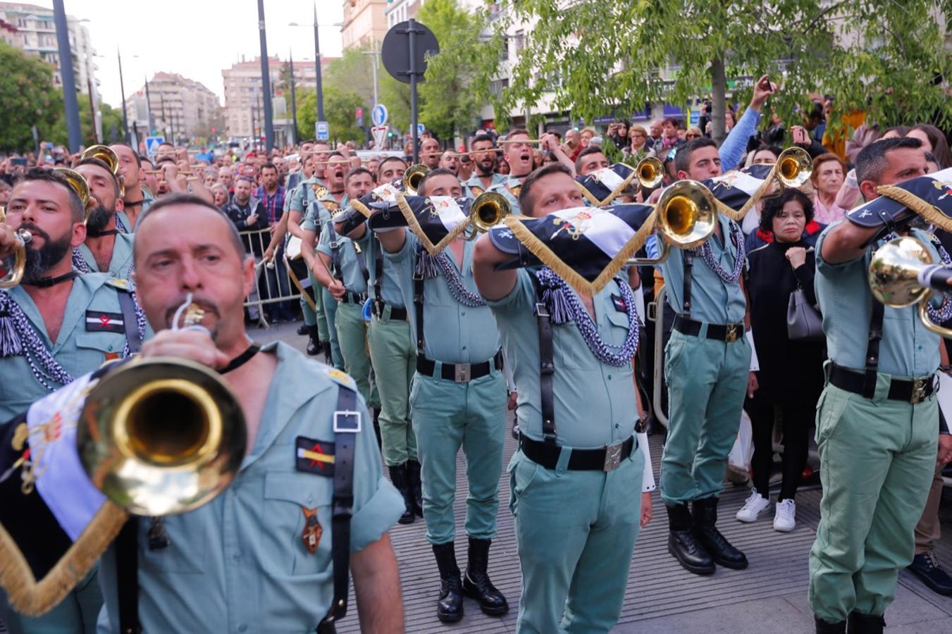 Desde la salida en San Juan de Letrán, la primera cofradía de la tarde del Viernes Santo ha hecho su desfile acompañada por los militares