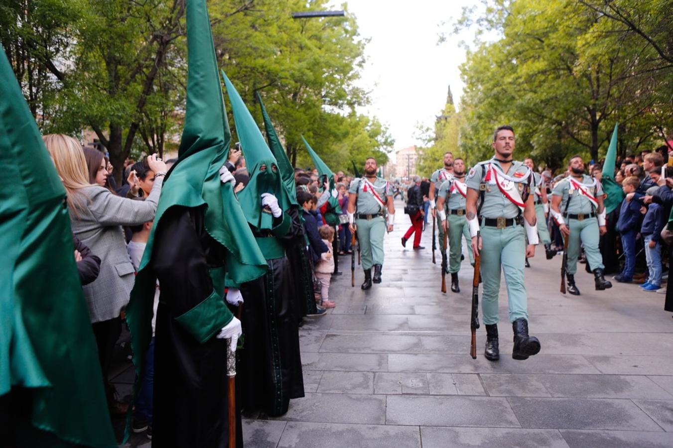 Desde la salida en San Juan de Letrán, la primera cofradía de la tarde del Viernes Santo ha hecho su desfile acompañada por los militares