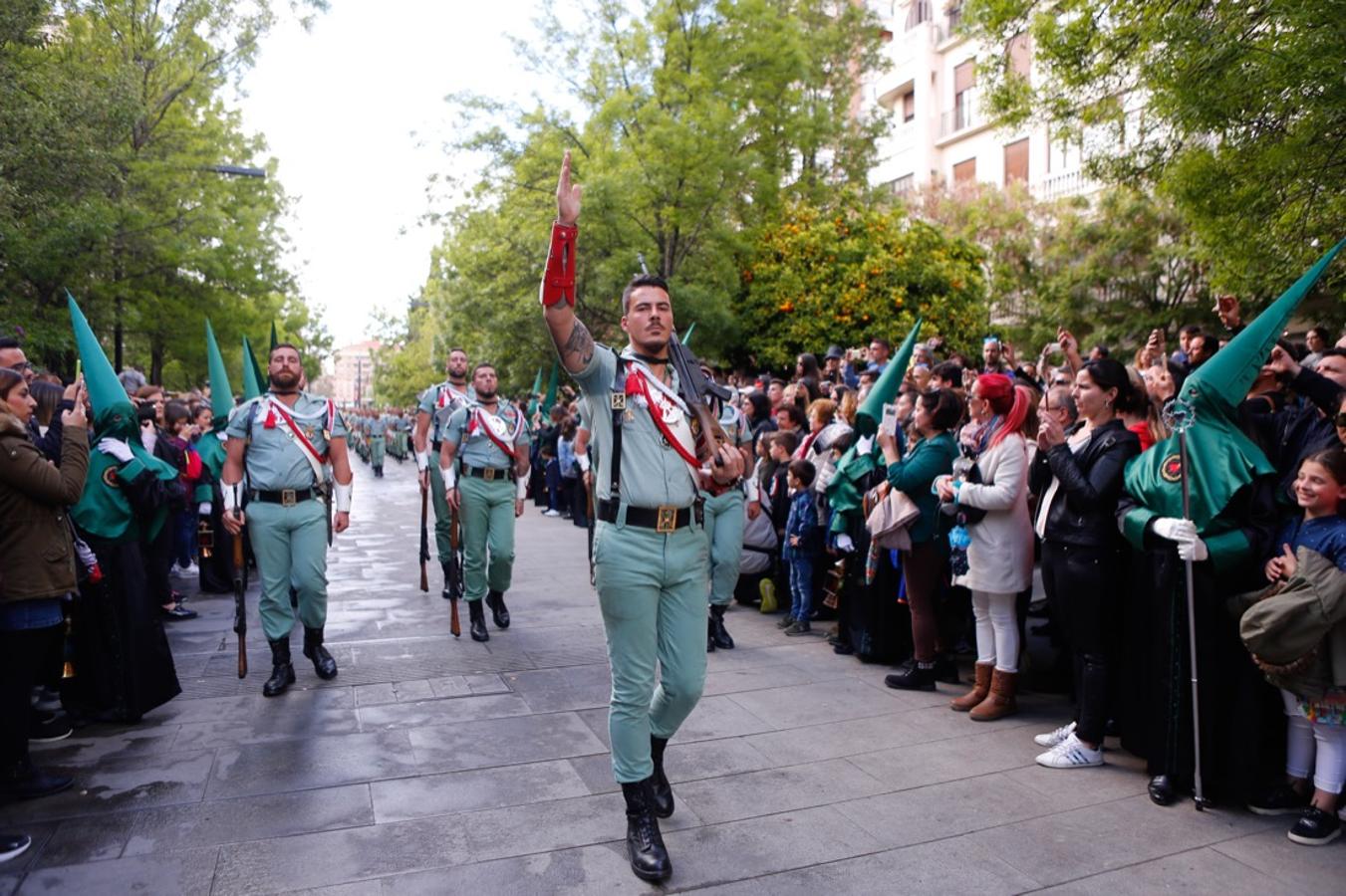 Desde la salida en San Juan de Letrán, la primera cofradía de la tarde del Viernes Santo ha hecho su desfile acompañada por los militares