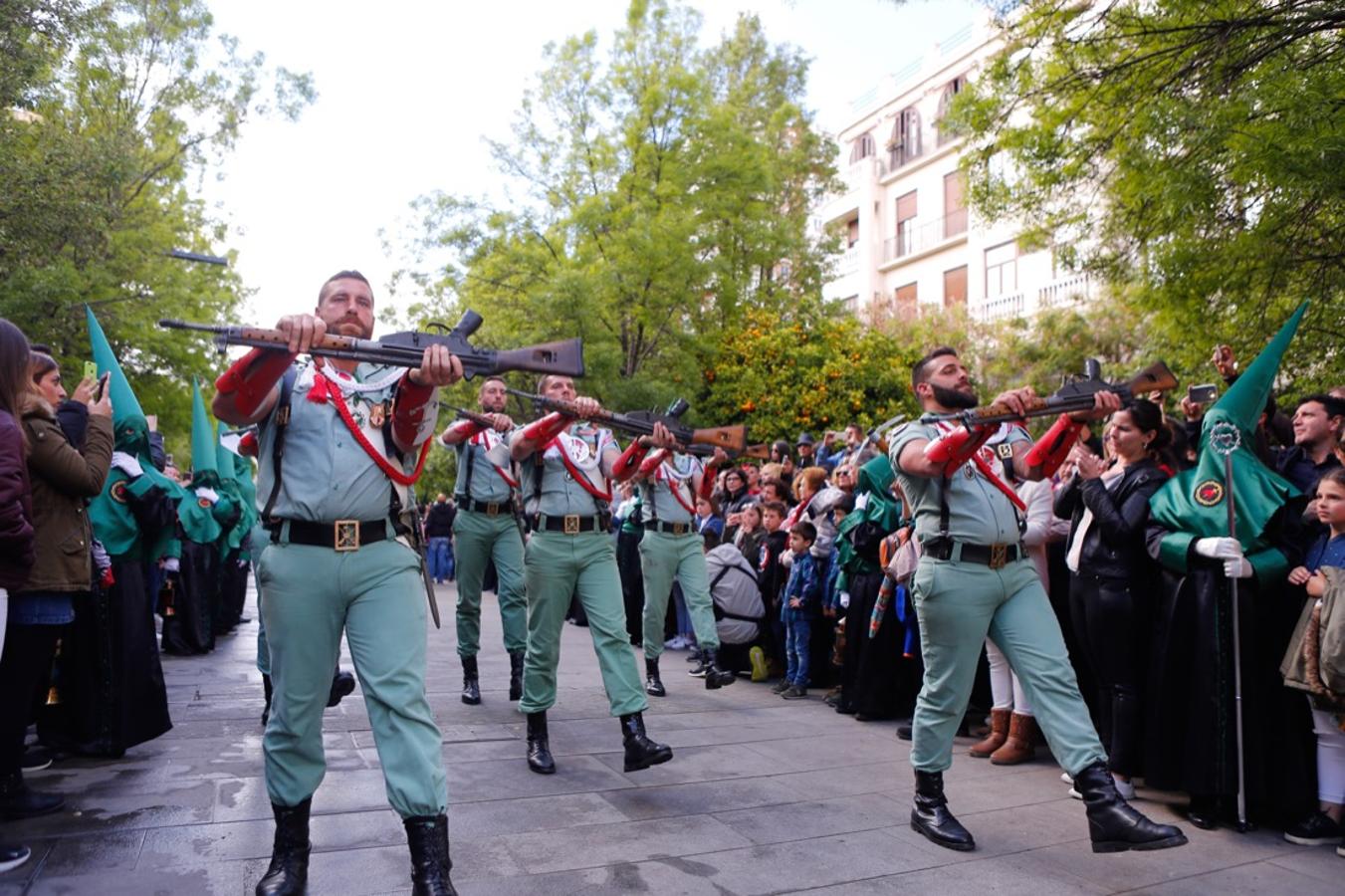 Desde la salida en San Juan de Letrán, la primera cofradía de la tarde del Viernes Santo ha hecho su desfile acompañada por los militares