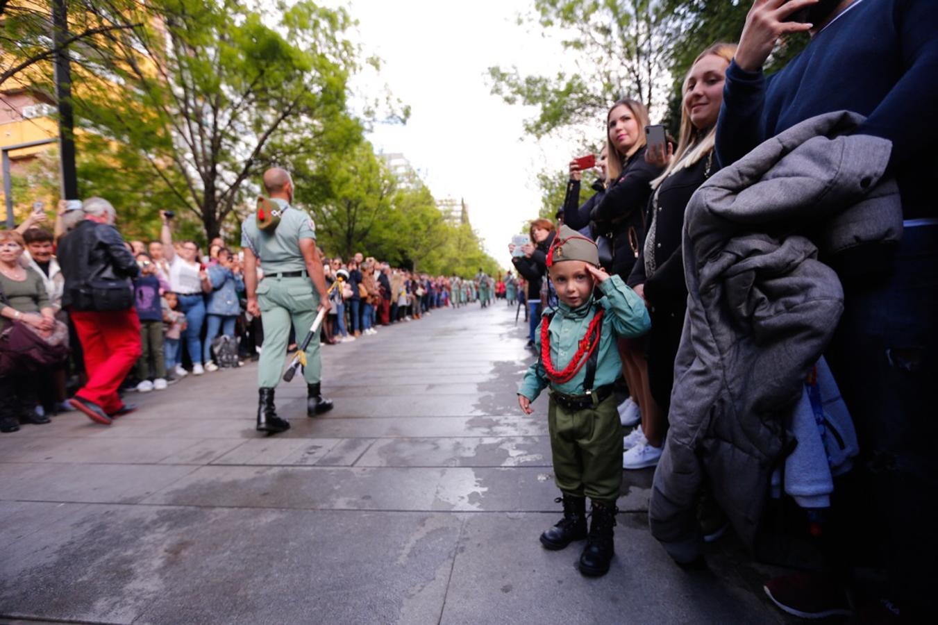 Desde la salida en San Juan de Letrán, la primera cofradía de la tarde del Viernes Santo ha hecho su desfile acompañada por los militares