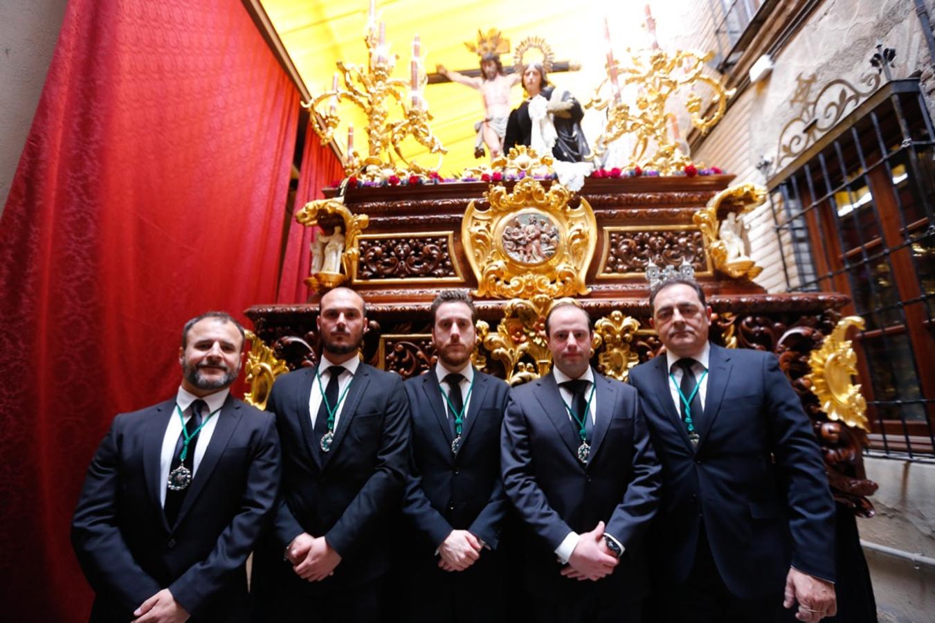 Desde la salida en San Juan de Letrán, la primera cofradía de la tarde del Viernes Santo ha hecho su desfile acompañada por los militares