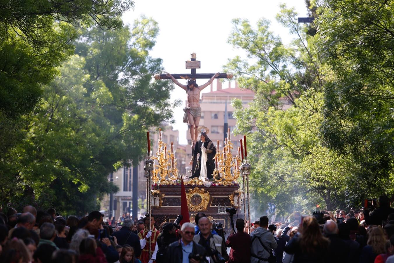 Desde la salida en San Juan de Letrán, la primera cofradía de la tarde del Viernes Santo ha hecho su desfile acompañada por los militares