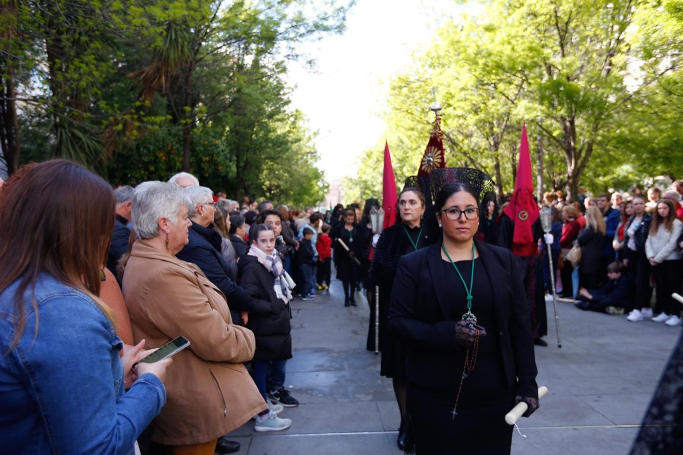 Desde la salida en San Juan de Letrán, la primera cofradía de la tarde del Viernes Santo ha hecho su desfile acompañada por los militares