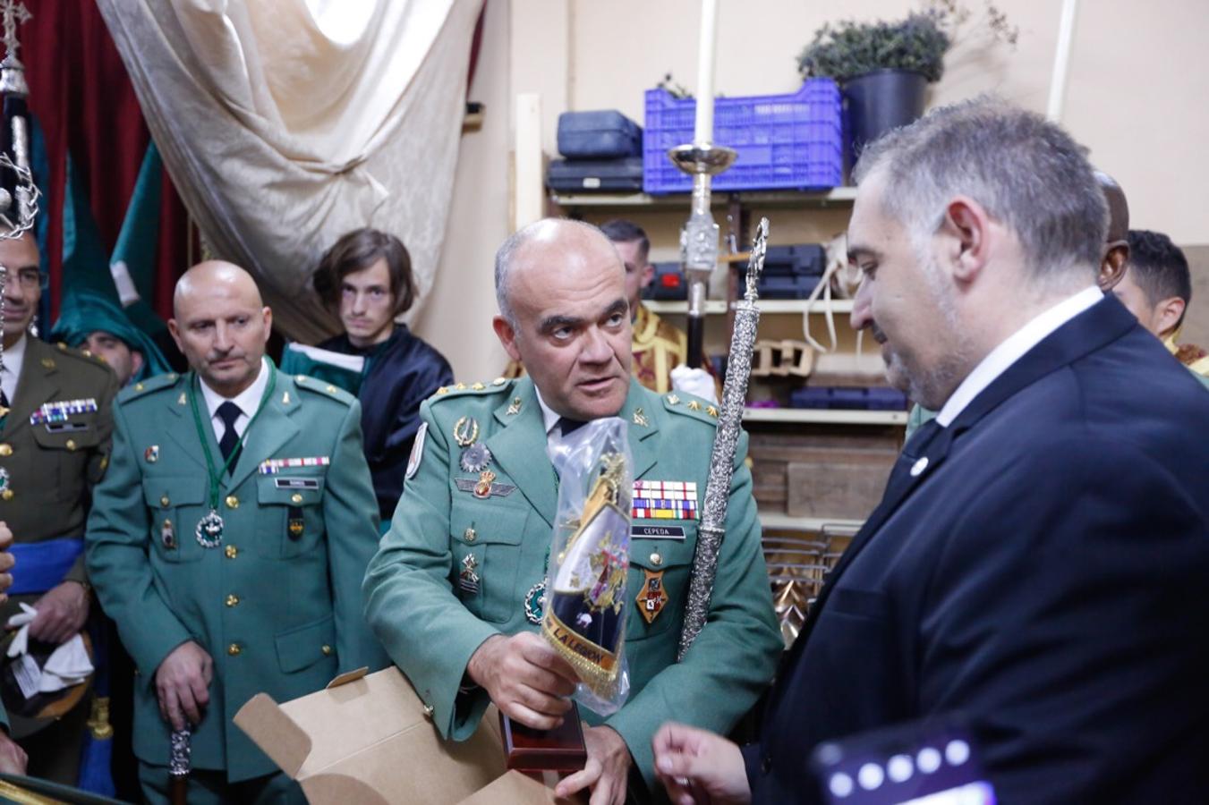 Desde la salida en San Juan de Letrán, la primera cofradía de la tarde del Viernes Santo ha hecho su desfile acompañada por los militares