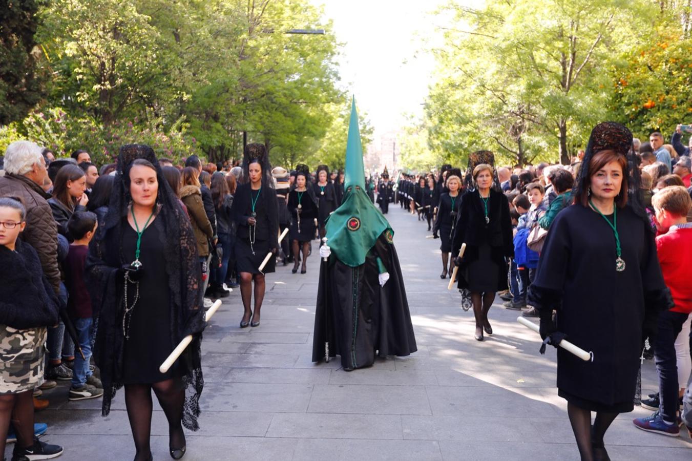 Desde la salida en San Juan de Letrán, la primera cofradía de la tarde del Viernes Santo ha hecho su desfile acompañada por los militares