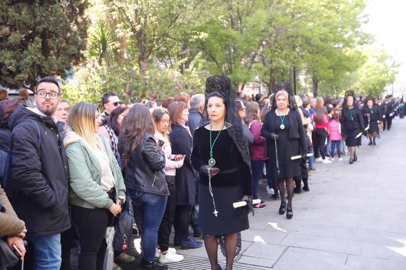 Desde la salida en San Juan de Letrán, la primera cofradía de la tarde del Viernes Santo ha hecho su desfile acompañada por los militares