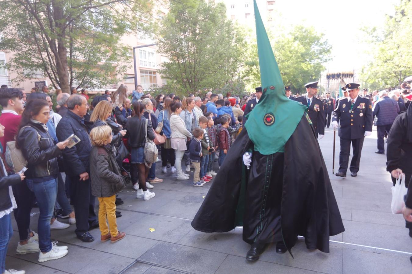 Desde la salida en San Juan de Letrán, la primera cofradía de la tarde del Viernes Santo ha hecho su desfile acompañada por los militares